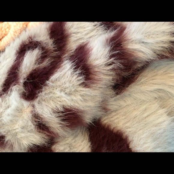 Lulu’s fuzzy sweater - Picture 3 of 6